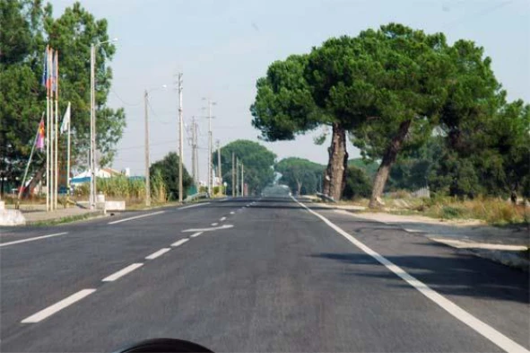 Ao circular, nesta via, fora de uma localidade, qual a velocidade máxima permitida para os automóveis ligeiros de passageiros sem reboque? — pergunta R4Q0170 do exame de código IMT