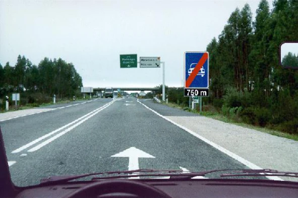 Conduzo um automóvel ligeiro de passageiros. Após sair da via reservada a automóveis e motociclos posso circular: — pergunta R4Q0174 do exame de código IMT