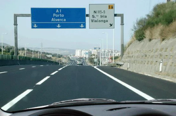 Atrás de mim circula um motociclo, com carro lateral. Qual a velocidade máxima a que pode transitar na auto-estrada? — pergunta R4Q0179 do exame de código IMT