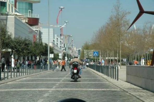Dentro das localidades, nas zonas de coexistência, os automóveis e os motociclos podem atingir uma velocidade de 30 quilómetros hora. — pergunta R4Q0183 do exame de código IMT