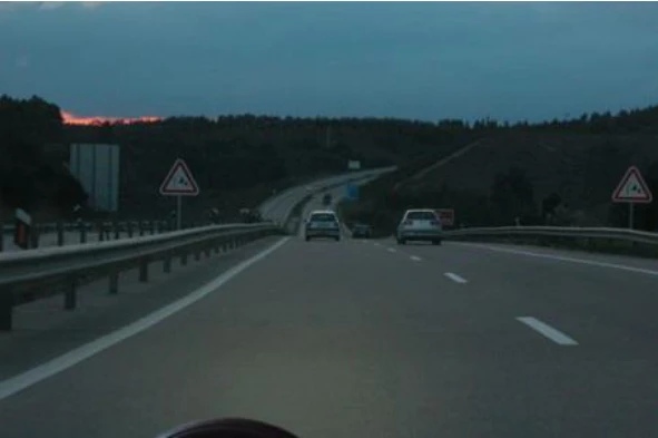 Ao circular numa auto-estrada e sempre que a visibilidade seja insuficiente, como devo proceder em caso de avaria da luz de cruzamento do lado esquerdo? — pergunta R4Q0203 do exame de código IMT