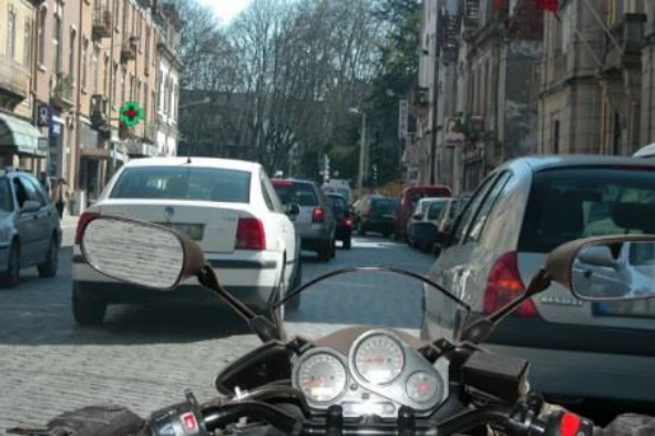 A circulação neste tipo de via de características urbanas e com trânsito intenso implica o reconhecimento por parte do condutor que: — pergunta R4Q0208 do exame de código IMT