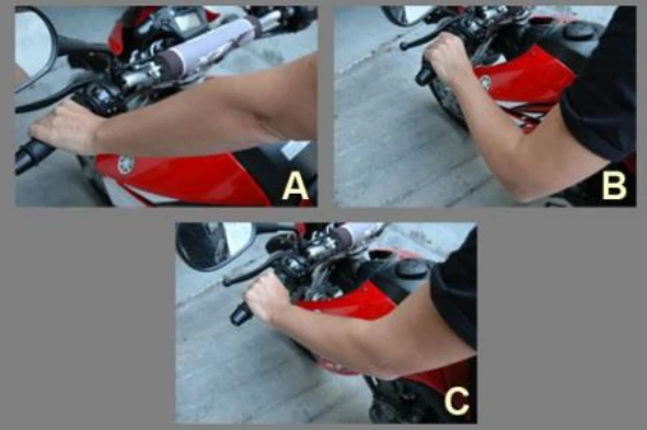 Para uma posição de condução mais segura, é recomendável aos motociclistas que circulem com os braços conforme: — pergunta R4Q0229 do exame de código IMT