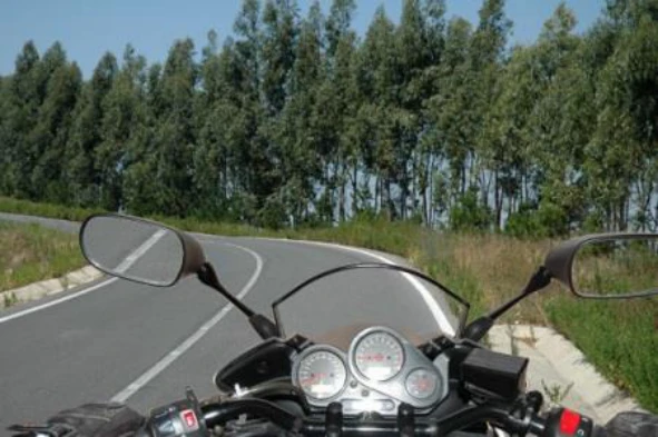 Na condução de um motociclo de duas rodas, em curvas com o mesmo raio de curvatura: — pergunta R4Q0234 do exame de código IMT