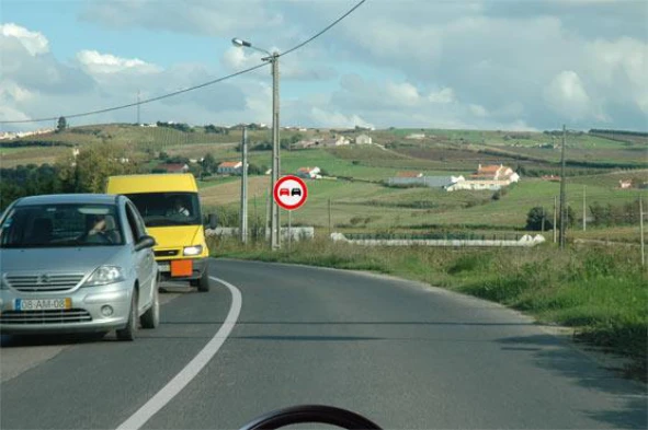 Devo ter especial atenção para regular a velocidade a que circulo no que se refere: — pergunta R4Q0238 do exame de código IMT
