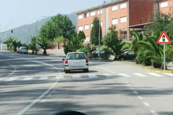 Devo saber que é proibido parar ou estacionar: — pergunta R4Q0258 do exame de código IMT