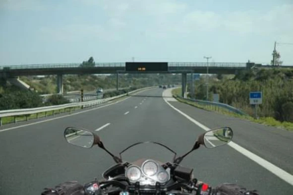 Numa auto-estrada, sempre que circulem só dois motociclistas, estes devem circular: — pergunta R4Q0263 do exame de código IMT