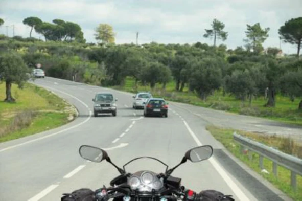 Num motociclo, a distância de travagem pode variar devido: — pergunta R4Q0272 do exame de código IMT