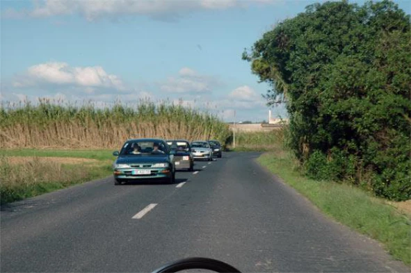 Nesta situação, o que me deve levar a moderar a velocidade? — pergunta R4Q0285 do exame de código IMT
