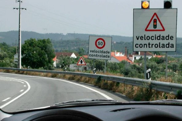 A velocidade controlada pela sinalização é: — pergunta R4Q0288 do exame de código IMT