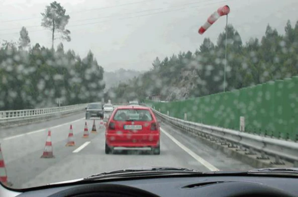 Na condução com chuva é necessário ter em atenção: — pergunta R4Q0290 do exame de código IMT