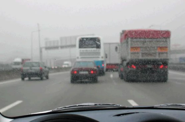 Devo ligar as luzes de cruzamento, quando: — pergunta R4Q0294 do exame de código IMT