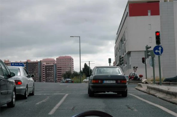Devo saber que se desrespeitar a obrigação de parar imposta pela luz vermelha de regulação do trânsito: — pergunta R4Q0297 do exame de código IMT
