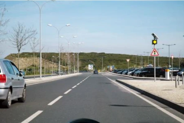 O sinal luminoso de cor amarela intermitente indica-me que: — pergunta R4Q0301 do exame de código IMT