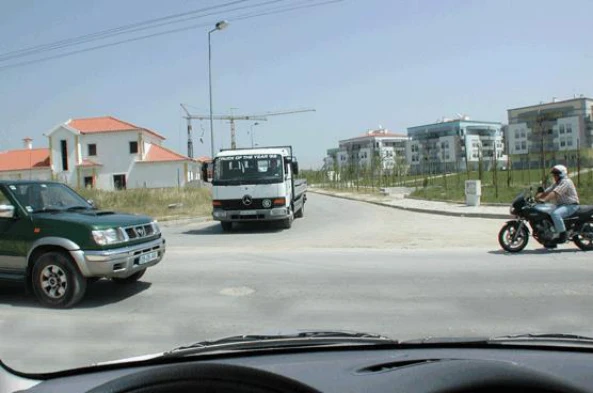 Eu vou mudar de direcção à direita. O motociclo pretende mudar de direcção à esquerda, deve ceder a passagem: — pergunta R4Q0322 do exame de código IMT