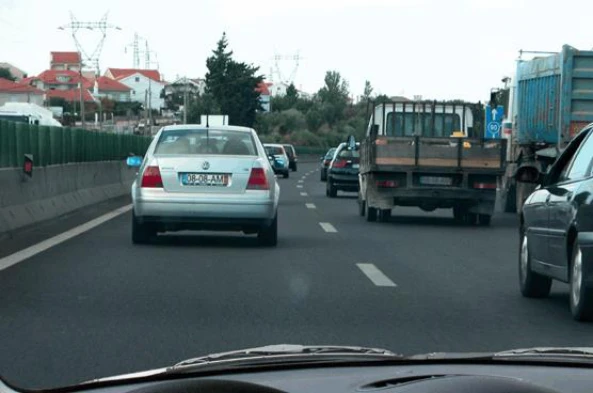 A que distância devo circular do veículo que se encontra à minha frente? — pergunta R4Q0330 do exame de código IMT