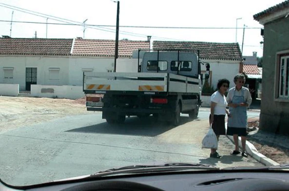 O peão idoso requer da minha parte, enquanto condutor defensivo: — pergunta R4Q0337 do exame de código IMT
