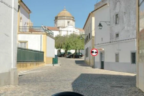 O sinal vertical proíbe o trânsito: — pergunta R4Q0339 do exame de código IMT