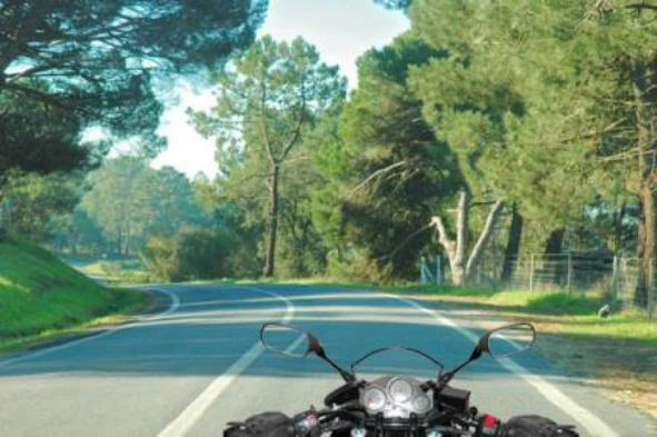 Na descrição de uma curva com um motociclo, qual a relação entre a velocidade de circulação e a inclinação a dar ao veículo? — pergunta R4Q0342 do exame de código IMT