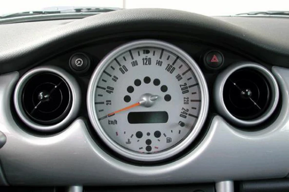 O velocímetro indica: — pergunta R4Q0352 do exame de código IMT