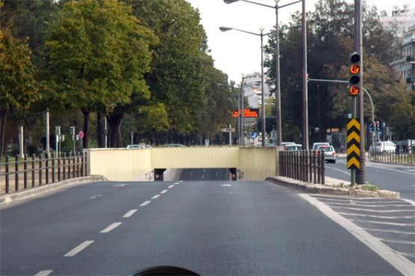 No local em que me encontro, devo circular: — pergunta R4Q0355 do exame de código IMT