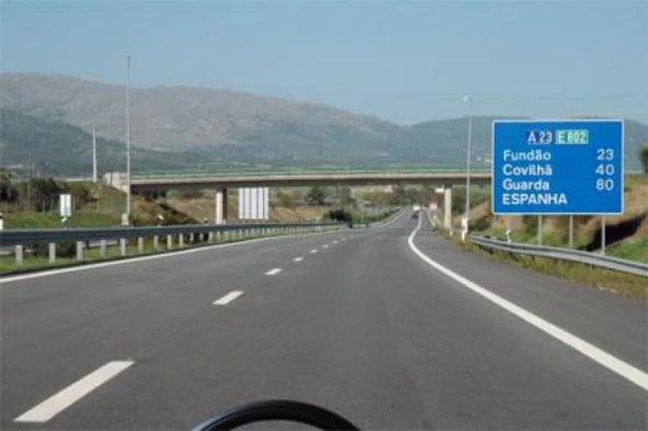 A que velocidade devo circular nesta via? — pergunta R4Q0361 do exame de código IMT