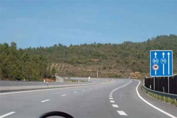 Nesta situação, que via de trânsito devo ocupar se pretender circular de acordo com o limite mínimo de velocidade instantânea estabelecido para a circulação em auto-estrada? — pergunta R4Q0363 do exame de código IMT