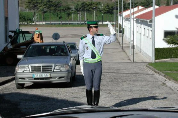Perante o sinal do agente, os condutores que se apresentam na intersecção, à minha direita, devem: — pergunta R4Q0375 do exame de código IMT