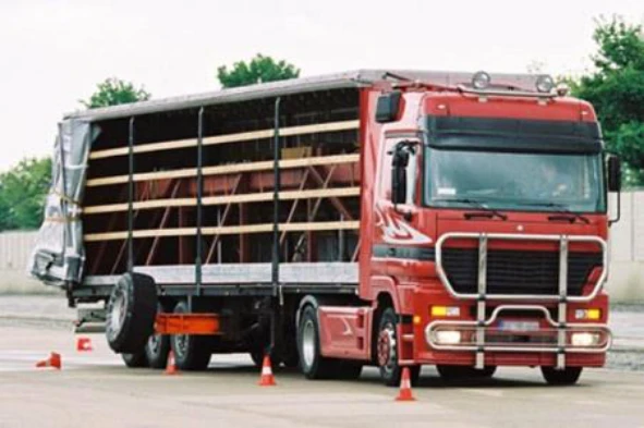 No transporte de animais vivos de grande porte em automóveis pesados, importa: — pergunta R4Q0377 do exame de código IMT