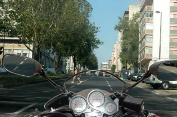 Durante a condução urbana os condutores de motociclos devem: — pergunta R4Q0384 do exame de código IMT