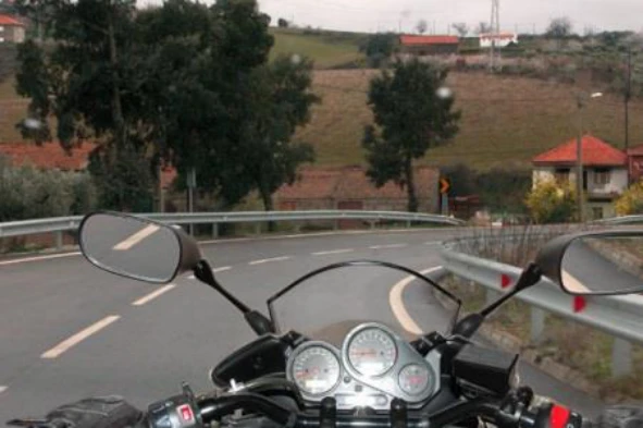 Nesta situação em que vou efectuar uma curva, tendo por isso necessidade de circular com determinada inclinação do motociclo, devo em qualquer circunstância: — pergunta R4Q0397 do exame de código IMT