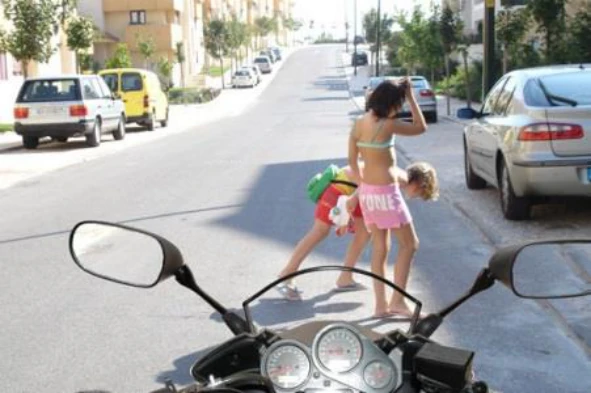 Na condução urbana, as crianças representam um perigo acrescido para a segurança. Entre outros, devido ao facto de: — pergunta R5Q0037 do exame de código IMT