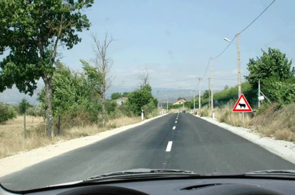 O sinal indica que na via em que transito posso encontrar: — pergunta R5Q0038 do exame de código IMT