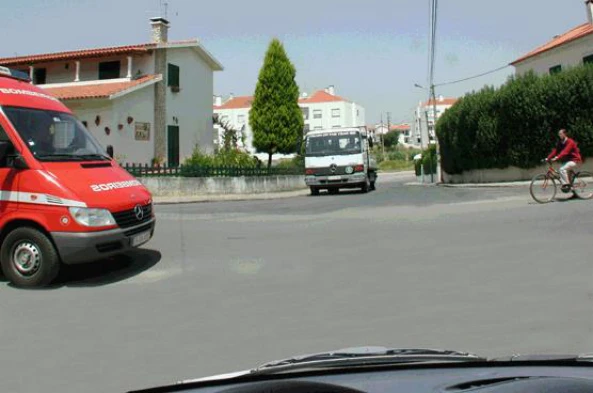 Porque a ambulância não assinala a marcha de urgência posso avançar: — pergunta R5Q0041 do exame de código IMT