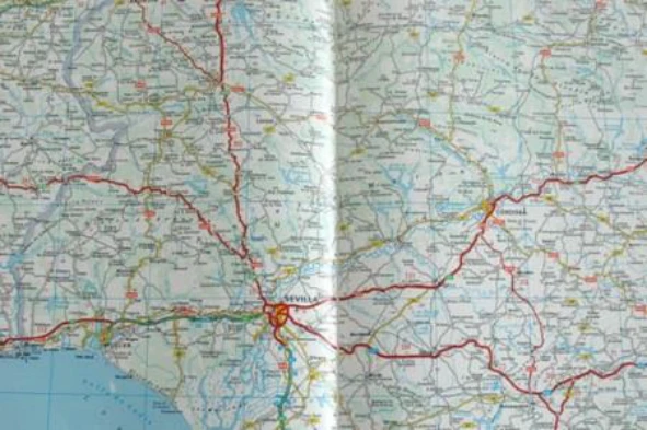 A consulta de um mapa de estradas como auxiliar à navegação, deve efectuar-se, preferencialmente: — pergunta R5Q0044 do exame de código IMT
