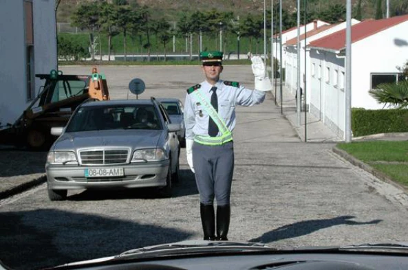 A indicação dada pelo agente regulador de trânsito, destina-se: — pergunta R5Q0078 do exame de código IMT