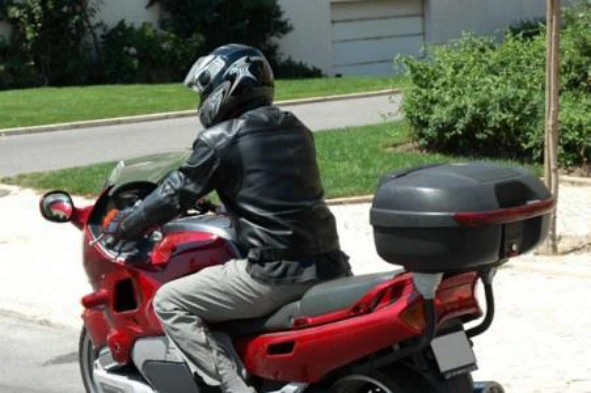 Nos motociclos, o nível do óleo do motor é normalmente controlado: — pergunta R5Q0097 do exame de código IMT