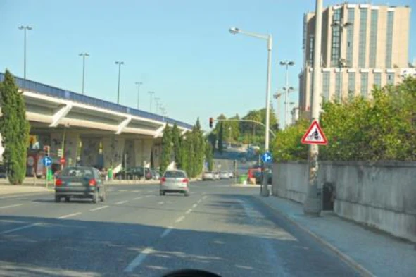 Ao circular neste local um condutor deve saber que os sinais sonoros podem ser utilizados: — pergunta R5Q0105 do exame de código IMT