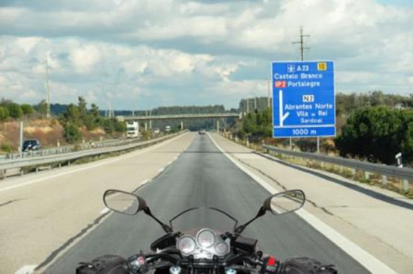 Um motociclista deve circular sempre com as luzes de cruzamento à frente e de presença atrás ligadas: — pergunta R5Q0106 do exame de código IMT