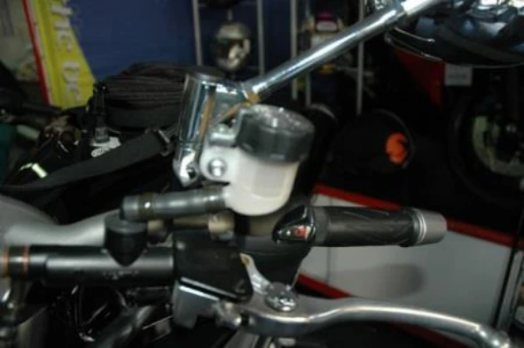 Nos motociclos equipados com embraiagem hidráulica, o respectivo nível do líquido pode ser verificado: — pergunta R5Q0108 do exame de código IMT