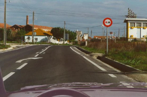 Este sinal proíbe a ultrapassagem efectuada: — pergunta R5Q0117 do exame de código IMT