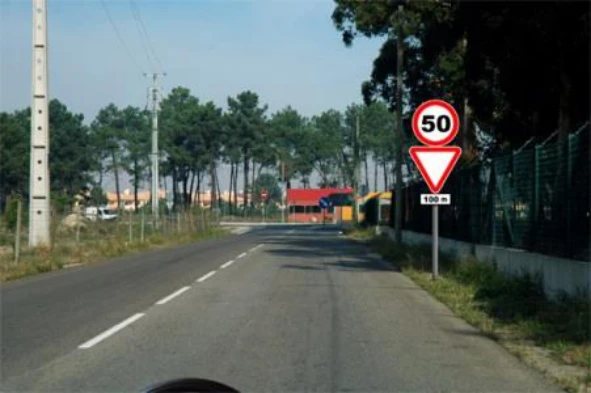 Perante a sinalização vertical desta via, devo saber que: — pergunta R5Q0147 do exame de código IMT