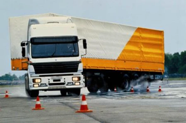 No transporte e acondicionamento do triângulo de pré-sinalização deve atender-se a que: — pergunta R5Q0156 do exame de código IMT