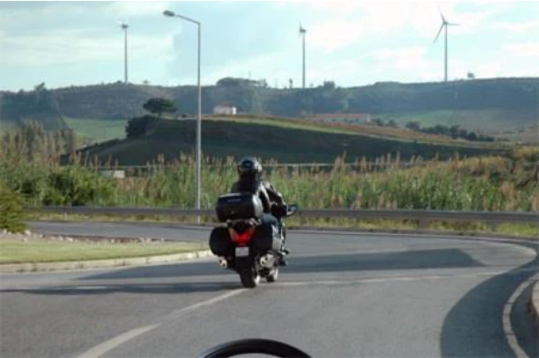 Nesta situação, qual o motivo que deve levar o motociclista a moderar a velocidade? — pergunta R5Q0164 do exame de código IMT