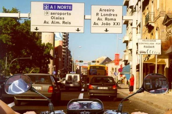 O motociclista vai mudar de via de trânsito, num local muito congestionado 'uma olhadela' por cima do ombro pode ajudá-lo, porque: — pergunta R5Q0181 do exame de código IMT