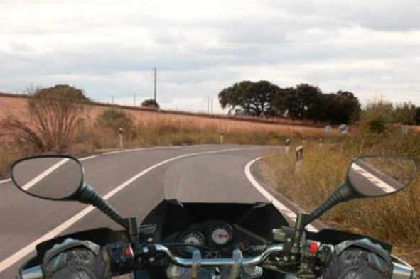 Na condução de um motociclo de duas rodas em curva, a acção da força centrífuga: — pergunta R5Q0194 do exame de código IMT