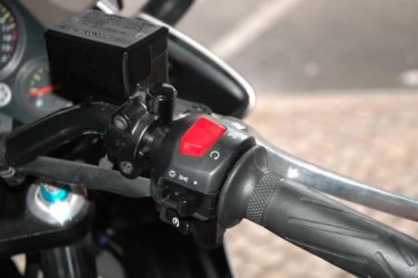 Num motociclo, o interruptor de cor vermelha colocado no lado direito do guiador, tem como função: — pergunta R5Q0207 do exame de código IMT