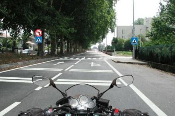 Um motociclista, ao circular numa via com bandas cromáticas, deve: — pergunta R5Q0214 do exame de código IMT