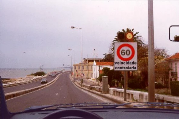Circulo a 70 Km/h. A partir deste momento devo: — pergunta R5Q0220 do exame de código IMT
