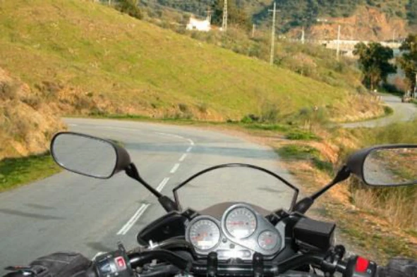 Regra geral, durante a realização de uma curva, a velocidade deve: — pergunta R5Q0227 do exame de código IMT